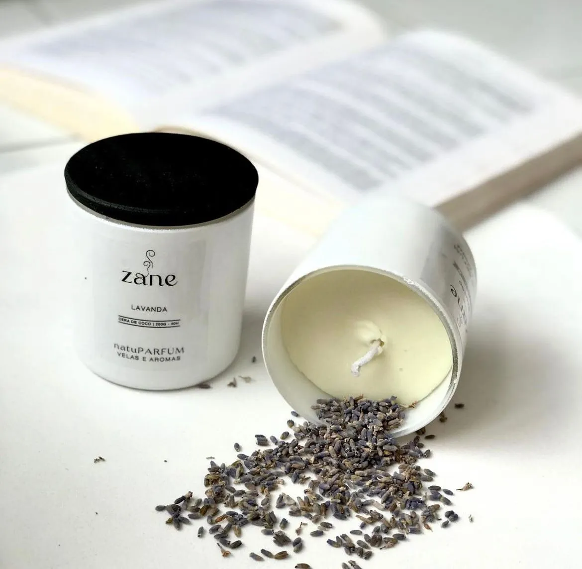 Vela Zane Lavanda com cera de coco e flores de lavanda — assinatura olfativa autoral