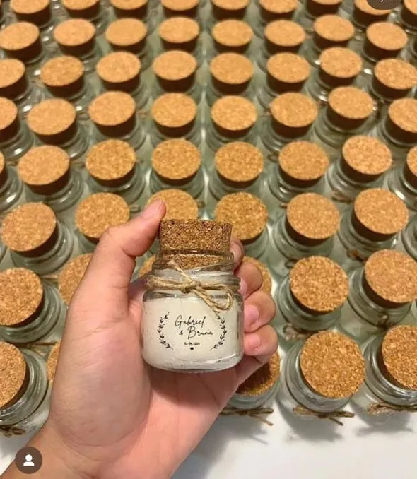 Mini vela Zane com tampa de cortiça e selo personalizado dos noivos — lembrancinha autoral