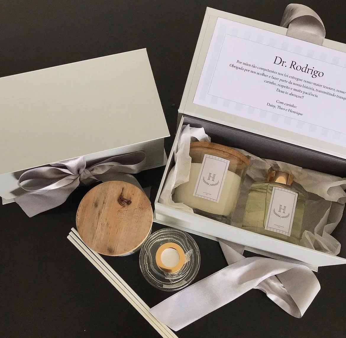 Caixa Dr. Rodrigo personalizada com vela e difusor — co-branding premium em data comemorativa