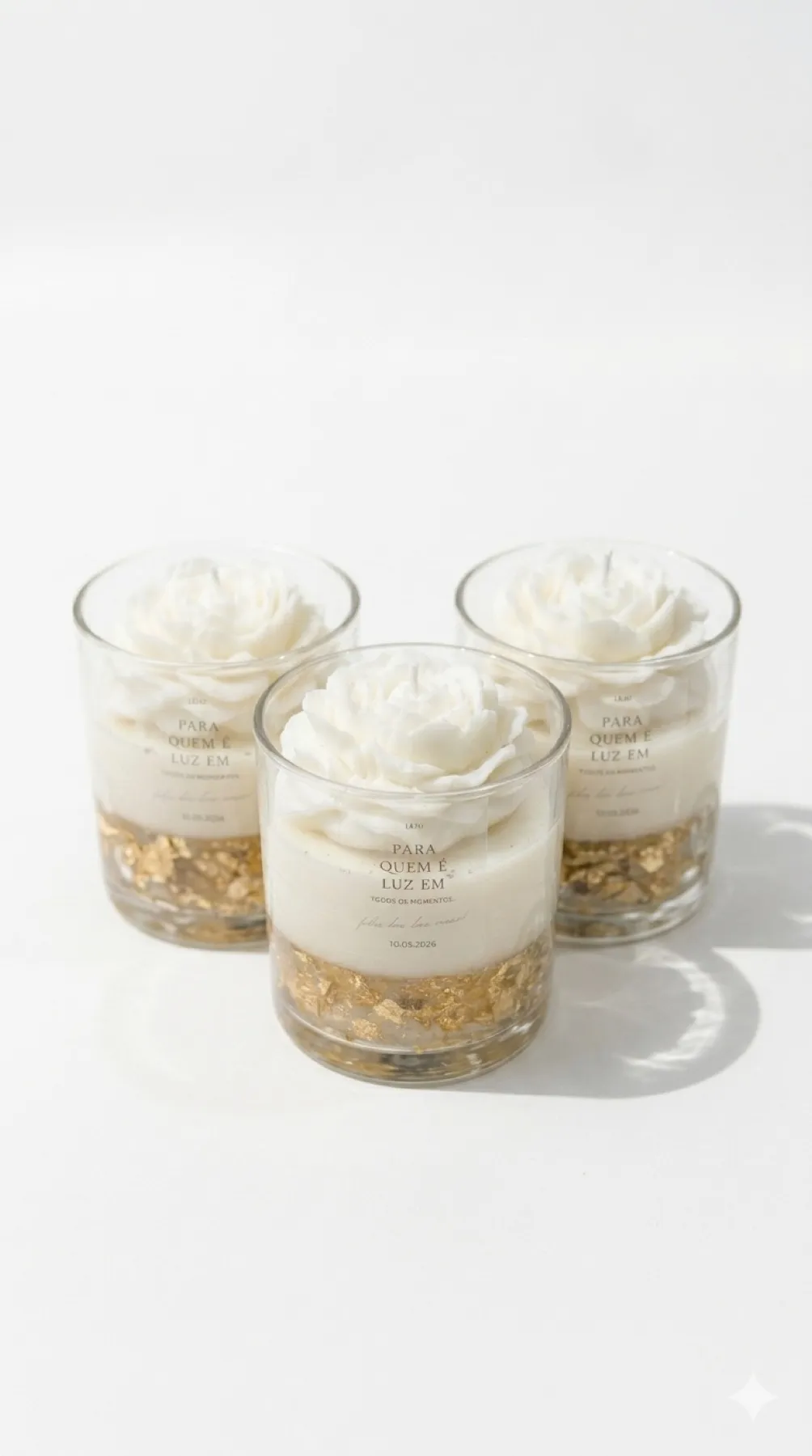 Trio de velas Zane 90g com flor de peônia branca e folhas de ouro no frasco