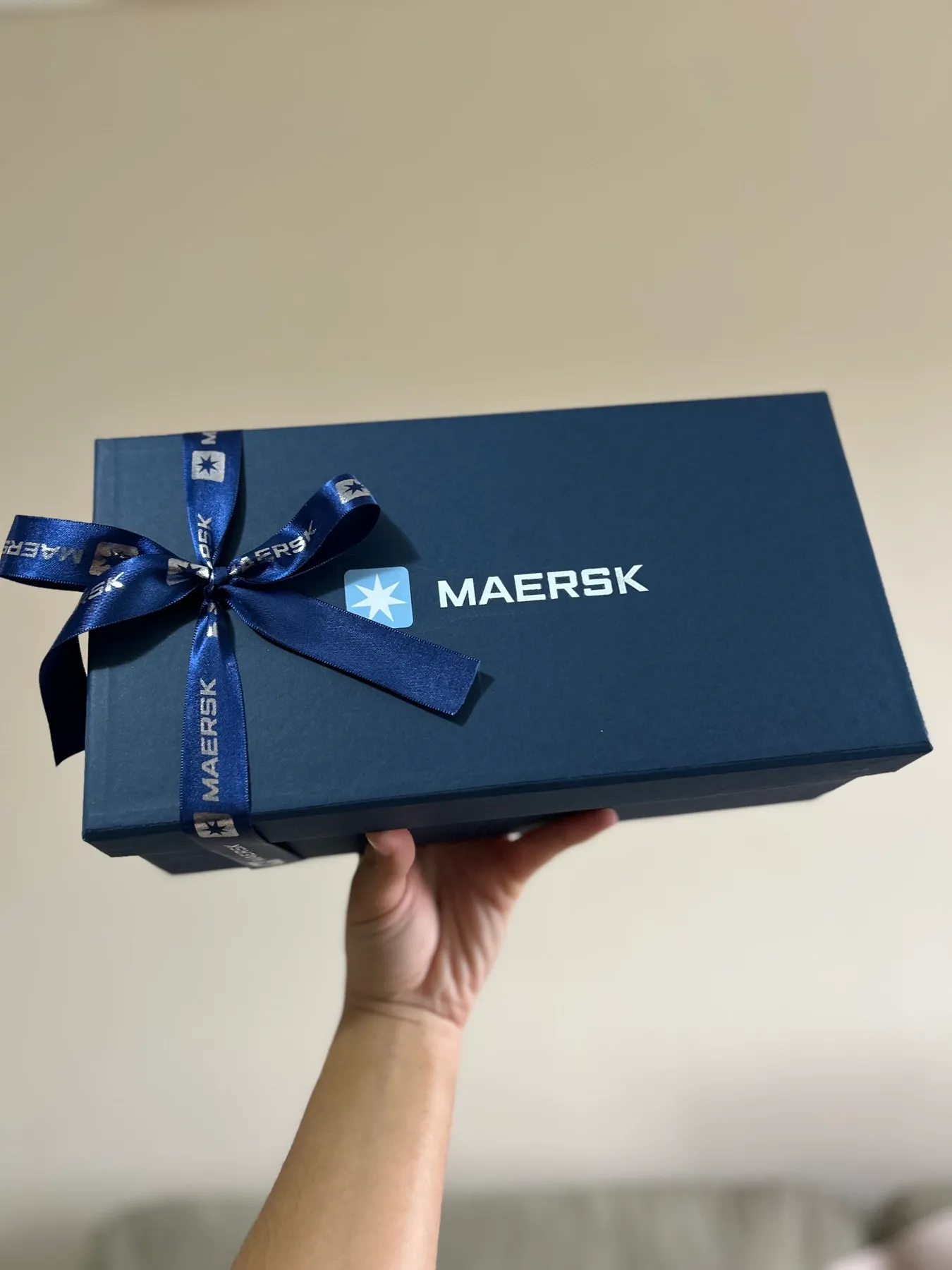 Caixa Maersk navy com fita logo personalizada