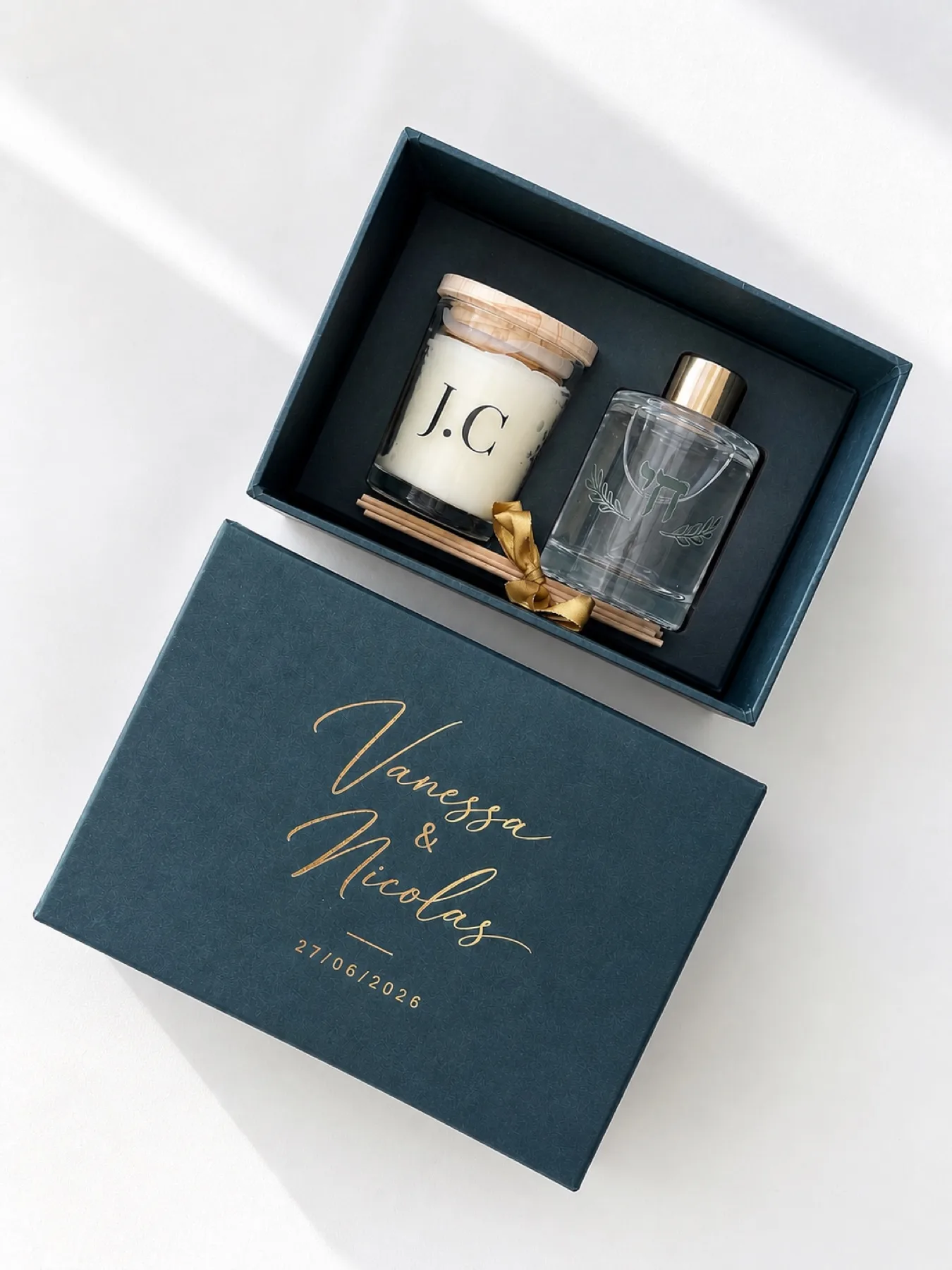 Kit luxo Vanessa & Nicolas — vela monogramada e difusor em caixa azul-marinho